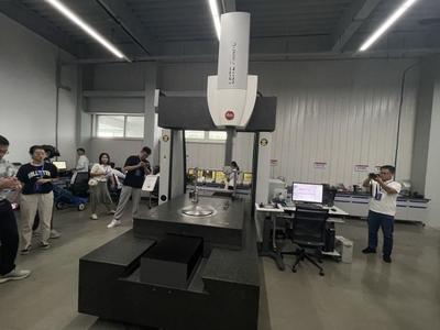 專精特新看中國丨會(huì)學(xué)習(xí)的機(jī)器人上崗智能工廠，讓碳纖維箭桿誤差控制在微米級(jí)